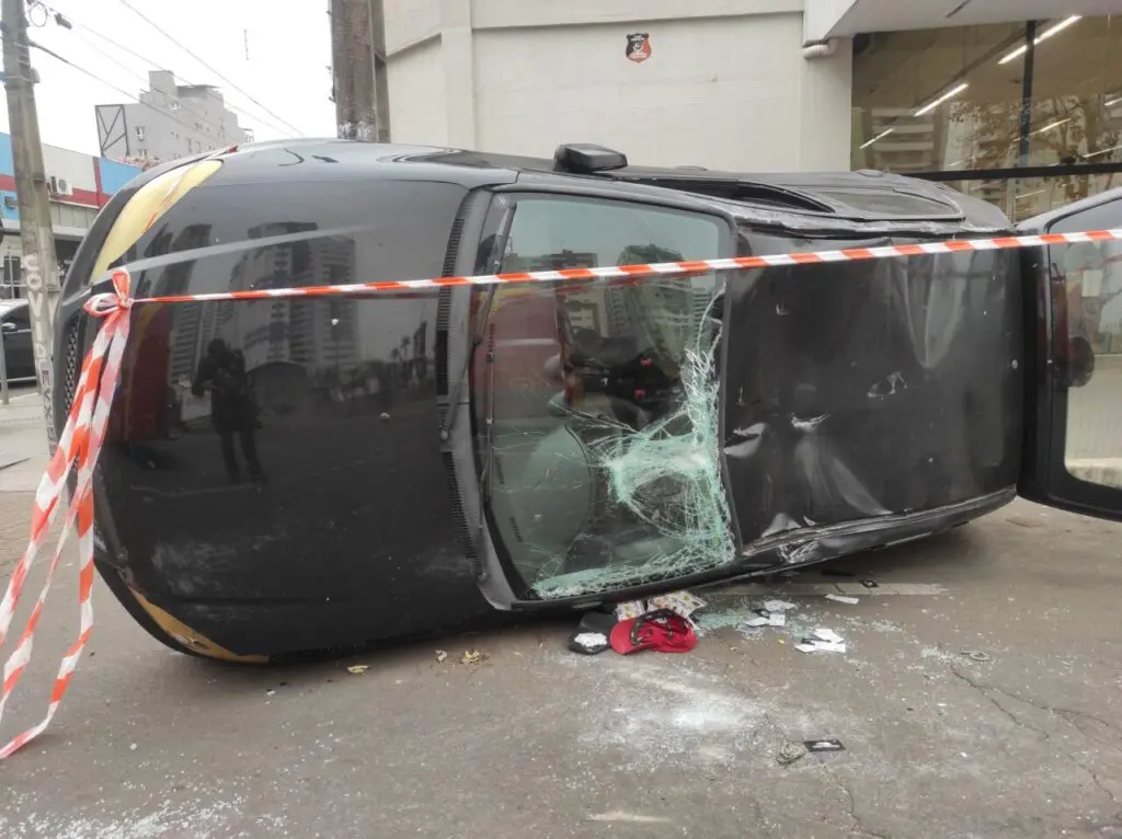 Câmera Flagra Acidente Impactante no Centro de Maringá