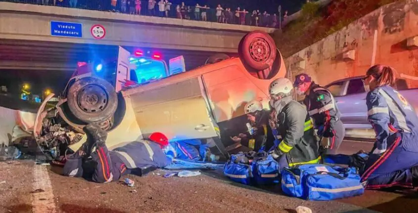 Homem é socorrido após capotamento de veículo em Maringá