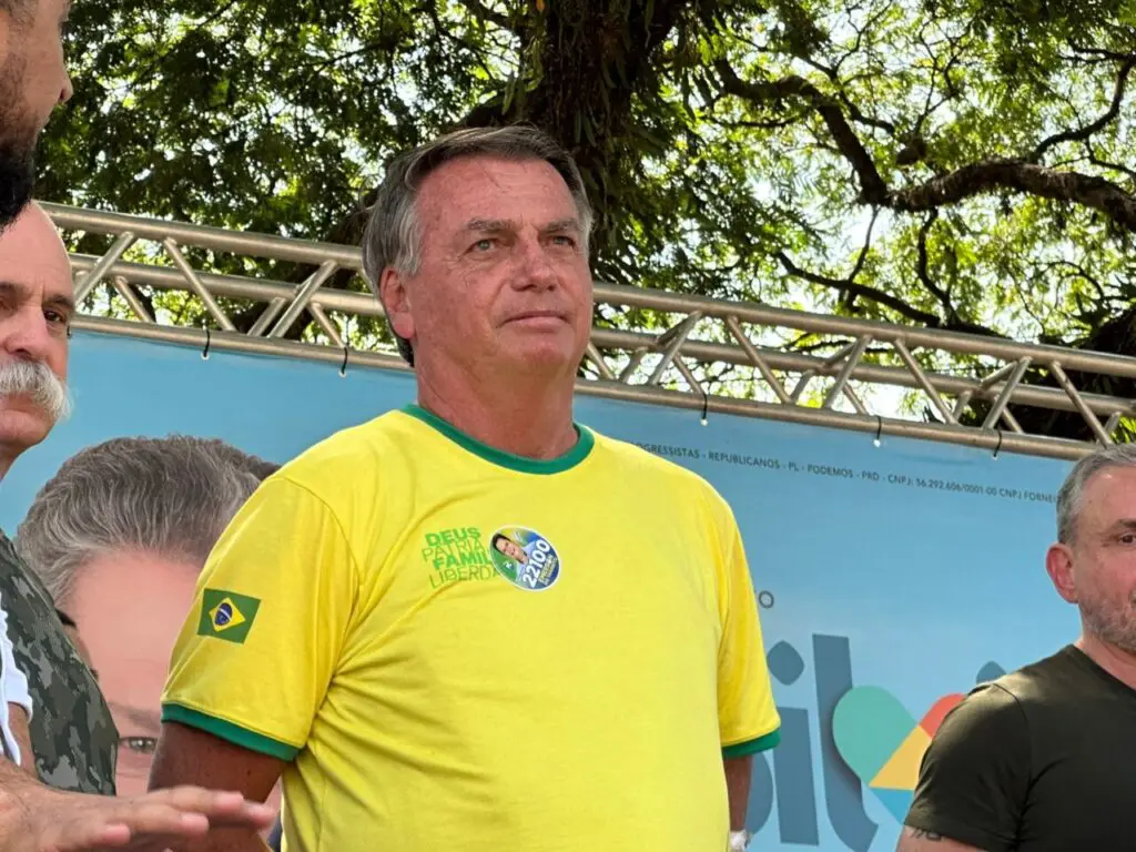 Jair Bolsonaro reúne multidão em evento político em Maringá