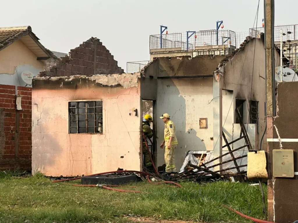 Mãe e filho ficam em estado gravíssimo após incêndio