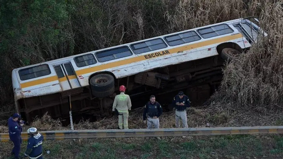 Ônibus escolar tomba na BR-277 com mais de 20 crianças