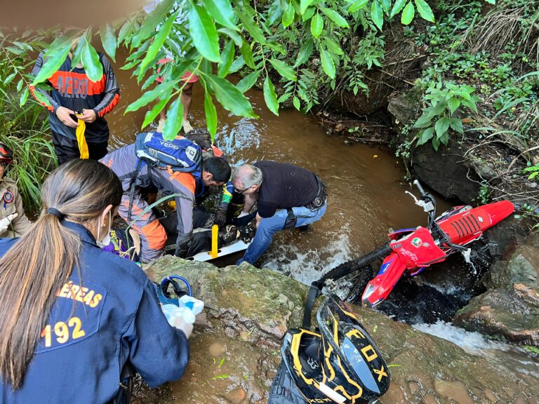 Trilheiro é resgatado pelo helicóptero do Samu após queda